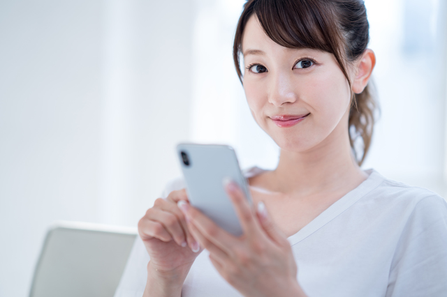 スマホを見る女性