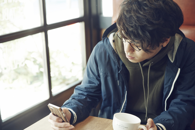 カフェの男性