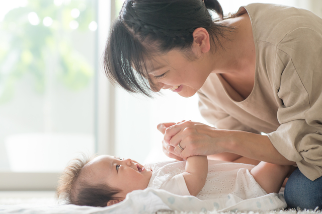 子供をあやす母親