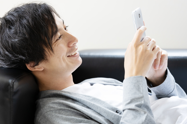 スマホをチェックする男性