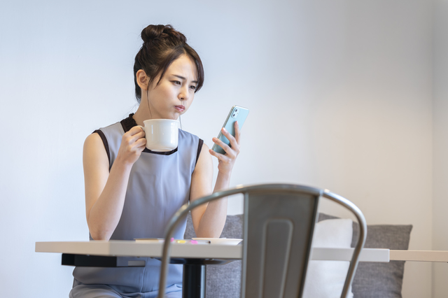 スマホを見てムッとする女性