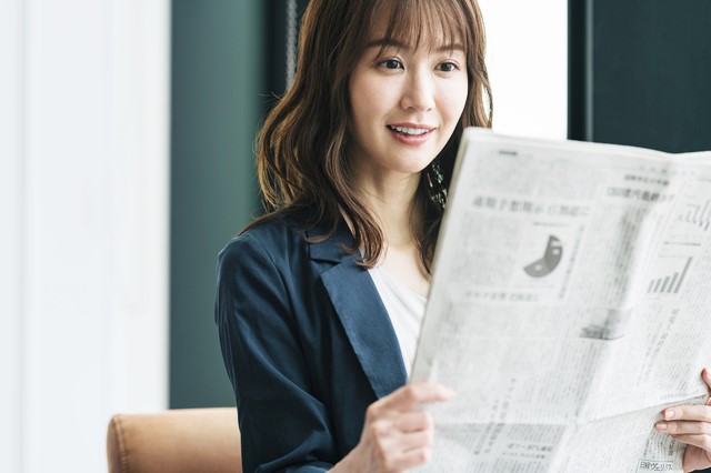 新聞を読む女性