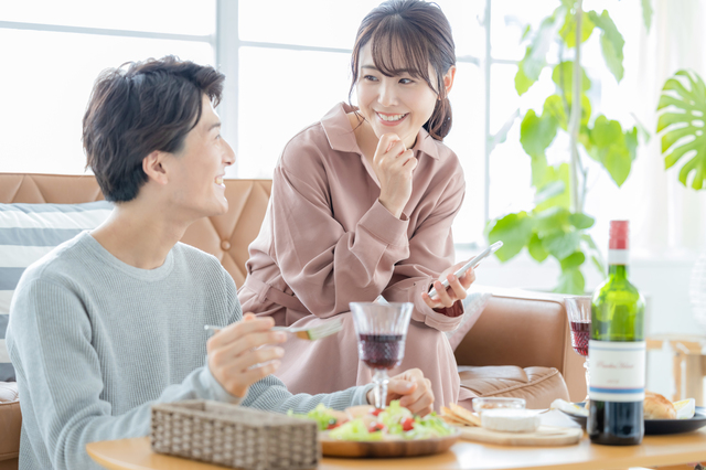 手料理を褒める男性