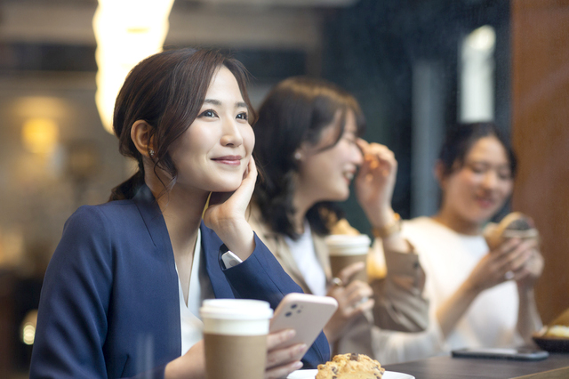 カフェの女性