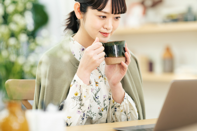 笑顔でお見合いする女性