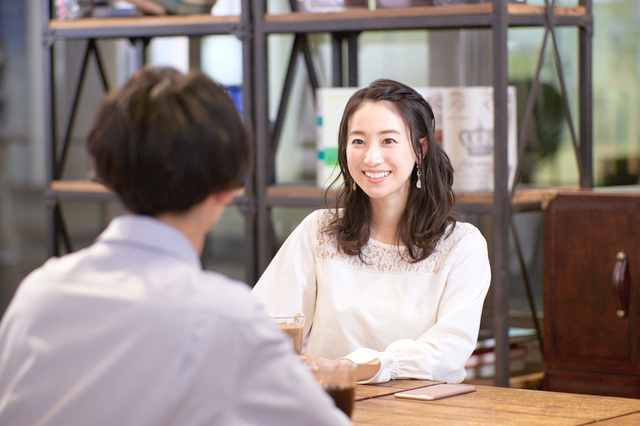 デートで会話する女性